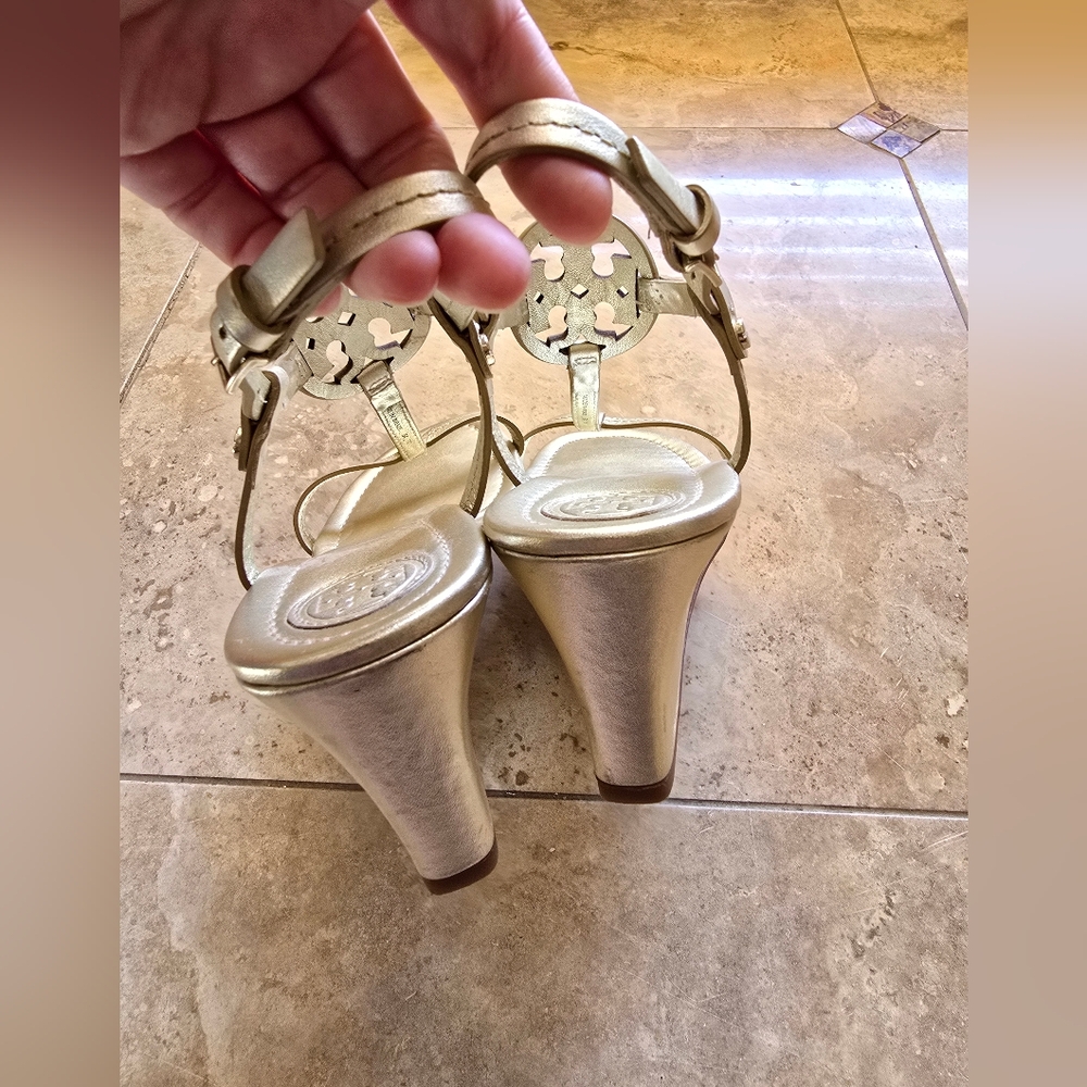 Tory Burch Miller Gold Wedge Sandals Size 7 - Picture 4 of 8